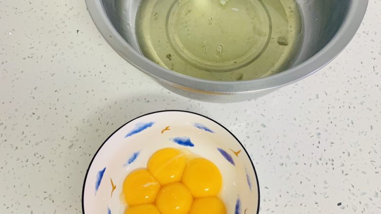 古早蛋糕(青汁),蛋清蛋黄分离,蛋清的盆子一定要无油无水。