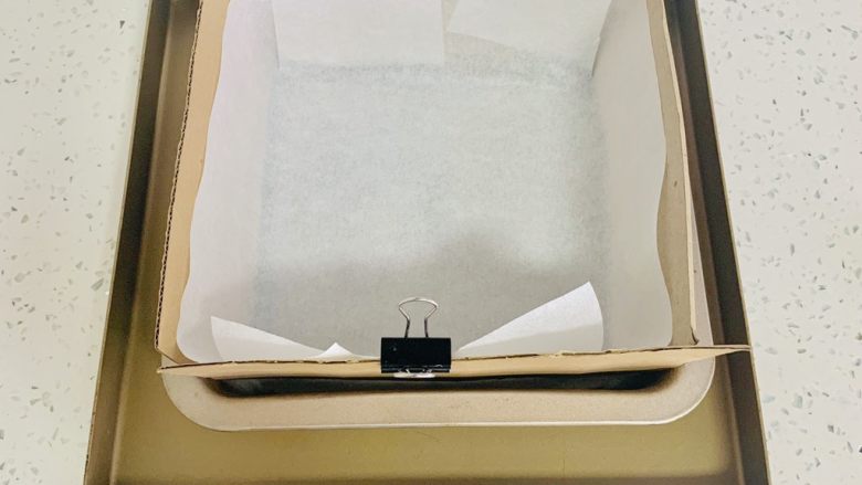 古早蛋糕(青汁),此款蛋糕是水浴法,提前做好准备工作,模具中的纸盒不用担心,在烤箱中不会燃烧。