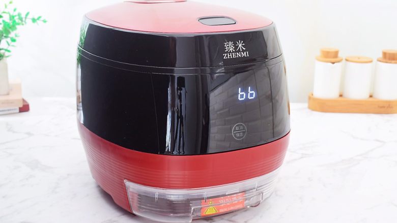 滋补养生粥,煮好后会自动响声提示,屏幕显示bb,这个比我们平时用的电饭煲时间要短一些,速度更快,所以对于粗粮,建议大家提前泡发,这样口感会更好。
