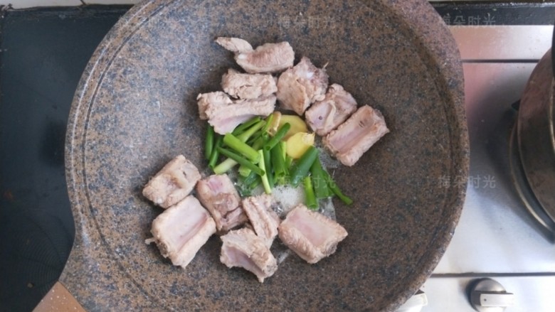 排骨玉米汤,倒食用油,下入葱姜,加料酒,翻炒排骨