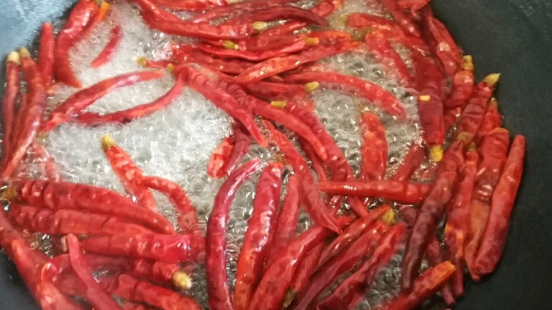椒香辣子鸡,干辣椒用开水煮上3分钟,让其发涨