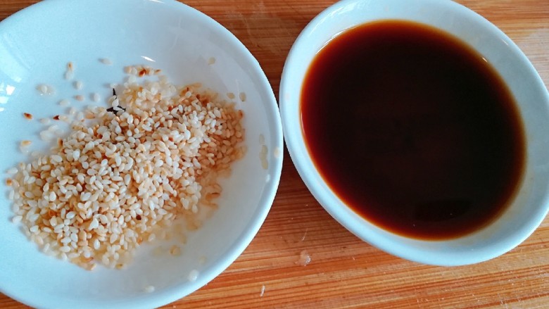 椒香辣子鸡,白芝麻炒熟,生抽、蚝油加一勺清水调成酱汁