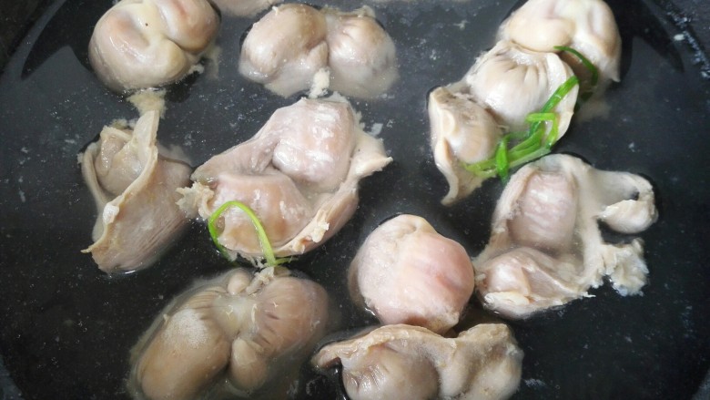 青椒胡萝卜炒鸡胗,等鸡胗沸腾出沫后加<a style='color:red;display:inline-block;' href='/shicai/ 894'>黄酒</a>去腥,然后再多煮一会,筷子能插的动鸡胗即可关火