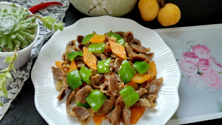 青椒胡萝卜炒鸡胗,拍上成品图,一道美味又营养的青椒胡萝卜炒鸡胗就完成了。