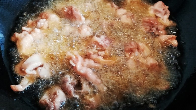 椒香辣子鸡,用略大于中火的火候炸鸡块。(超大火容易炸糊,中小火容易将鸡块炸得绵而不酥,鸡块口感易老)