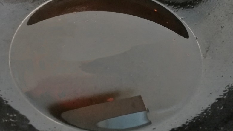 椒香辣子鸡,舀出多余的油,锅内留下少许