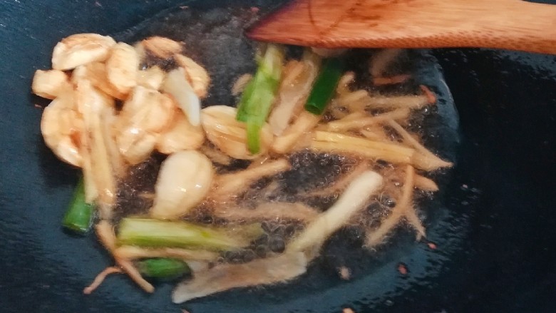 椒香辣子鸡,倒入大蒜、生姜、葱头,大火扁香