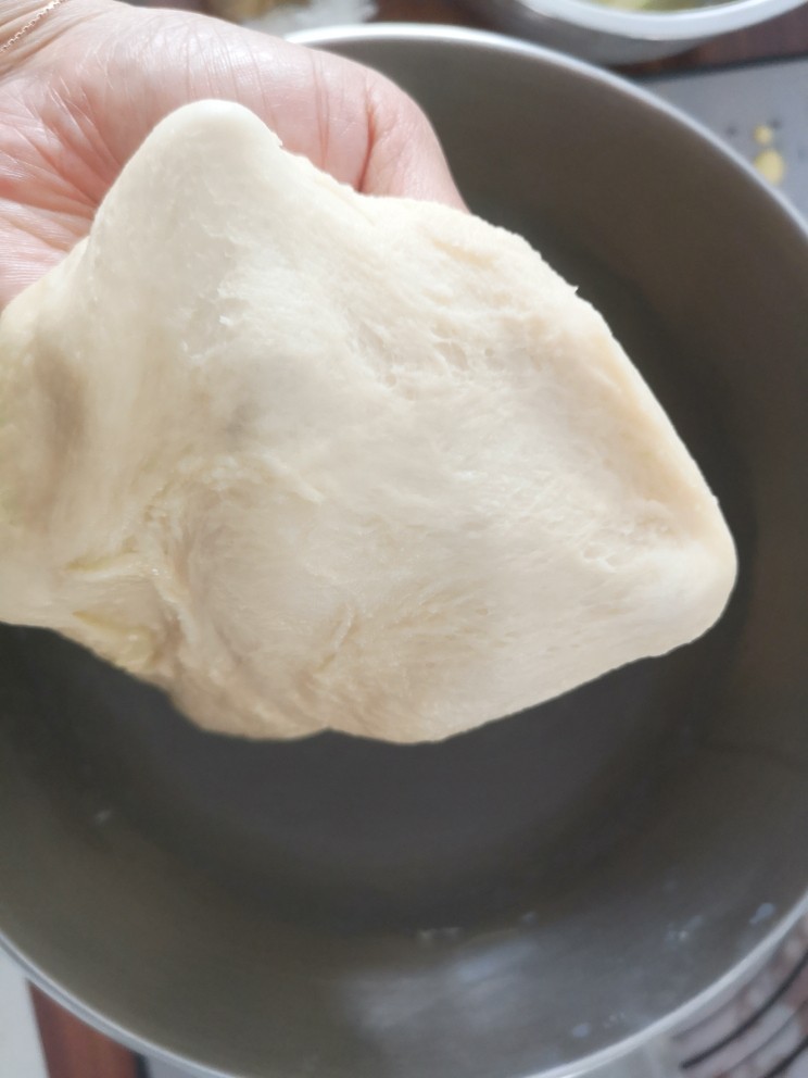 抹茶蜜豆土司,揉出粗膜后加黄油,继续揉面