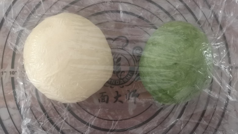 抹茶蜜豆土司,把发酵好的面团,排气后,松弛15分钟