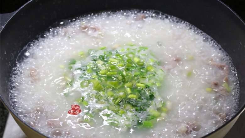 蔬菜瘦肉粥,先倒入蔬菜梗,大火煮片刻