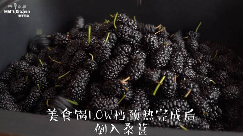 无添加!自制桑葚果酱,美食锅LOW的温度预热完成后,将清洗干净的<a style='color:red;display:inline-block;' href='/shicai/ 621'>桑葚</a>倒入美食锅中