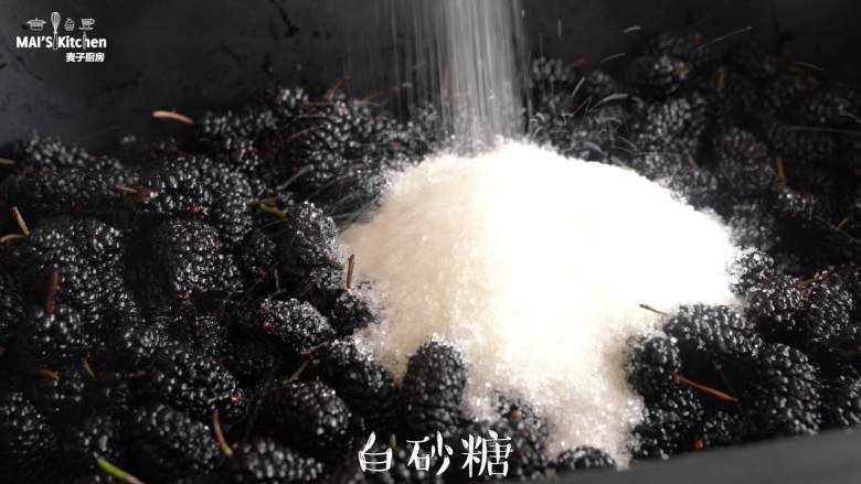 无添加!自制桑葚果酱,加入<a style='color:red;display:inline-block;' href='/shicai/ 869'>白砂糖</a>,搅拌均匀。