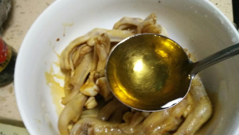 百香果泡鸡爪,加入醋