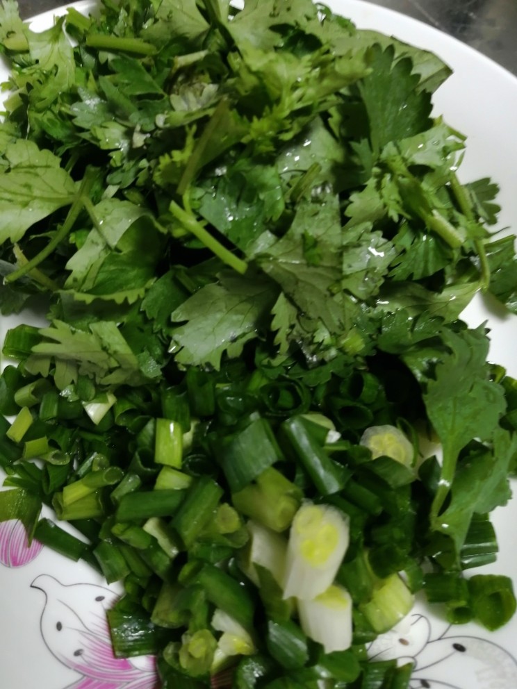 好吃易做的拌油豆腐,香菜和葱洗干净,切好