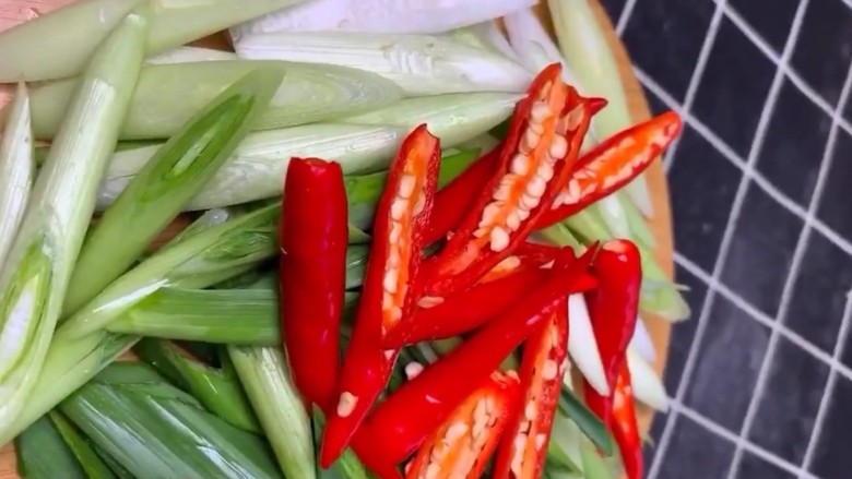 回锅肉,切点<a style='color:red;display:inline-block;' href='/shicai/ 3349'>蒜苗</a>，小米椒