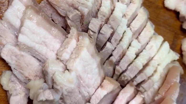 回锅肉,煮好的五花肉放凉切成薄薄的厚片