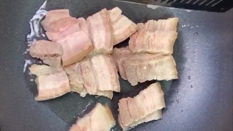 回锅肉,锅中放底油，放入肉片煸炒
