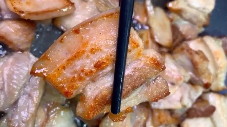 回锅肉,炒至两面金黄，炒出多余的油脂