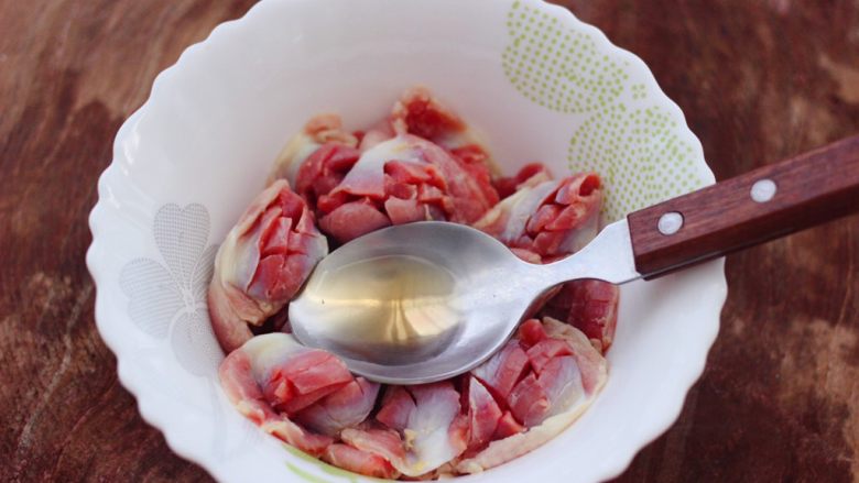 鸡胗爆莴苣,把改好花刀的鸡胗,放入碗里,先加入<a style='color:red;display:inline-block;' href='/shicai/ 718'>料酒</a>去腥。