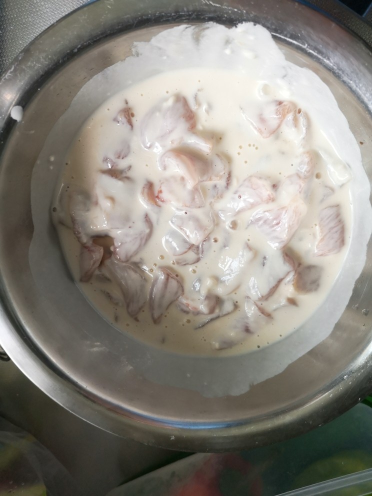菠萝咕咾肉,把切好的肉片倒入调希的炸酥液里
搅拌均匀