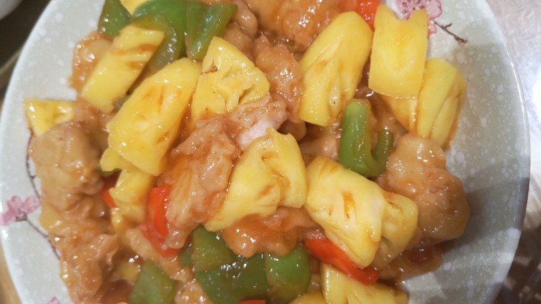 菠萝咕咾肉,锅里倒入<a style='color:red;display:inline-block;' href='/shicai/ 699'>番茄酱</a>、少许水,少许生抽,几滴醋
盐,糖,倒入青红椒,菠萝,炸好的酥肉
均匀的裹上汁儿