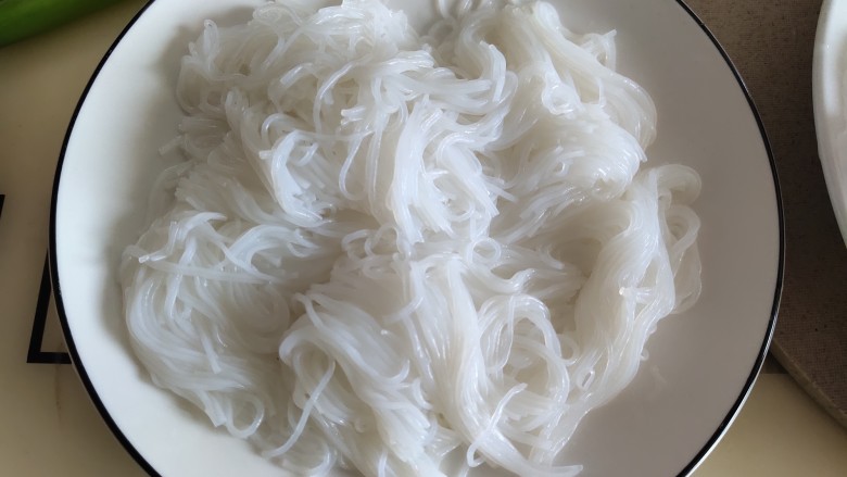 蒜蓉粉丝蒸扇贝电饭煲版本,粉丝控水剪短