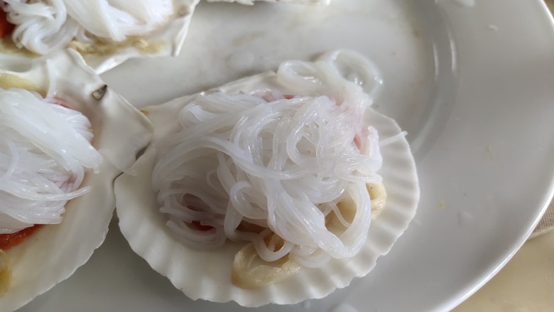 蒜蓉粉丝蒸扇贝电饭煲版本,摆在扇贝上