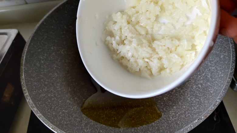 蒜蓉粉丝蒸扇贝电饭煲版本,放入蒜蓉炒香