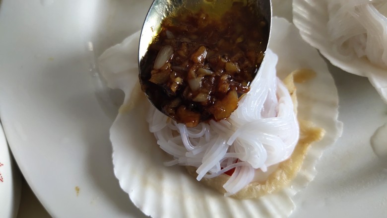 蒜蓉粉丝蒸扇贝电饭煲版本,浇在扇贝上