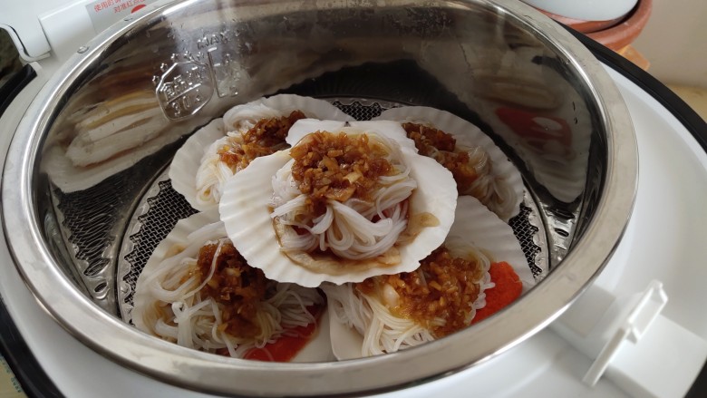 蒜蓉粉丝蒸扇贝电饭煲版本,摆上扇贝