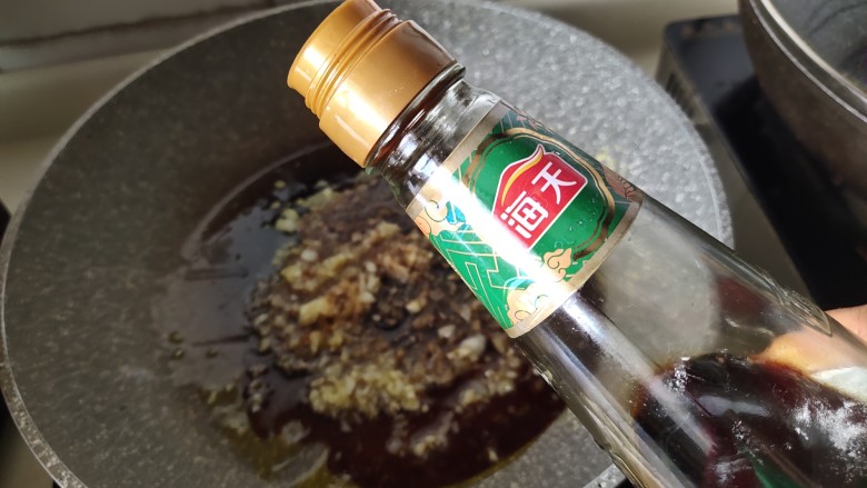 蒜蓉粉丝蒸扇贝电饭煲版本,加<a style='color:red;display:inline-block;' href='/shicai/ 864'>蒸鱼豉油</a>翻炒均匀关火