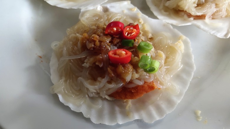 蒜蓉粉丝蒸扇贝电饭煲版本,摆在扇贝上