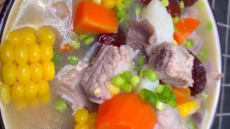玉米山药胡萝卜排骨汤,简单有好喝的食宿排骨汤就做好了