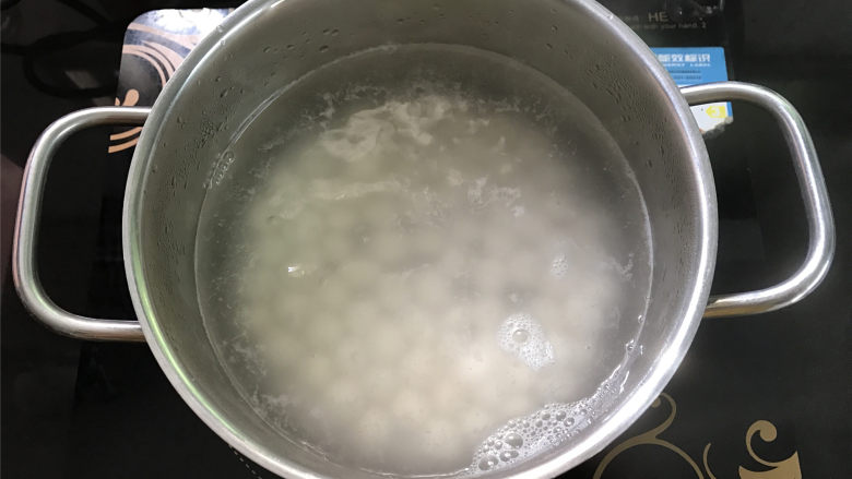 多芒小丸子,取一锅,倒入适量水,煮开后把做好的小丸子放入锅中。
