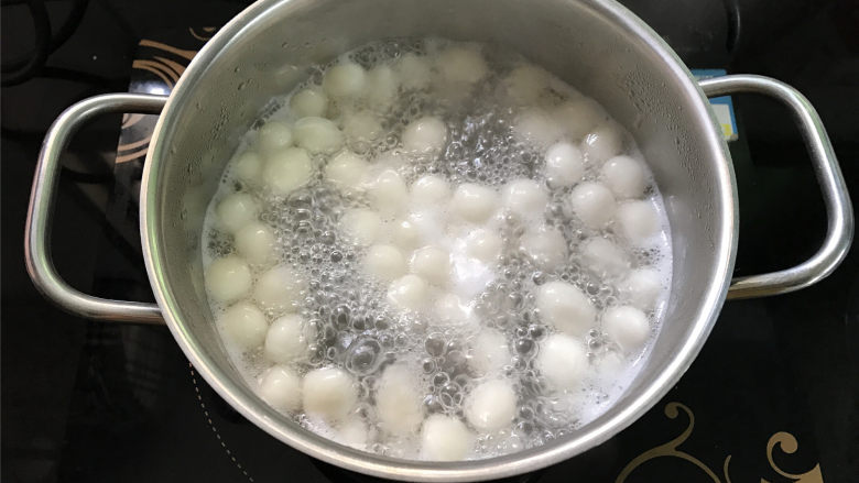 多芒小丸子,大火煮开后转中小火,煮至小丸子浮子,再小火煮1分钟就可以熄火。