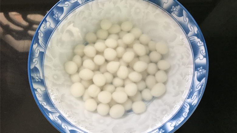 多芒小丸子,把煮好的小丸子放入事先准备好的冰水中过凉。