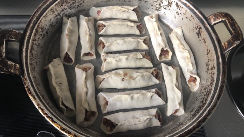 锅贴2,锅中摸少许油,烧热摆上锅贴