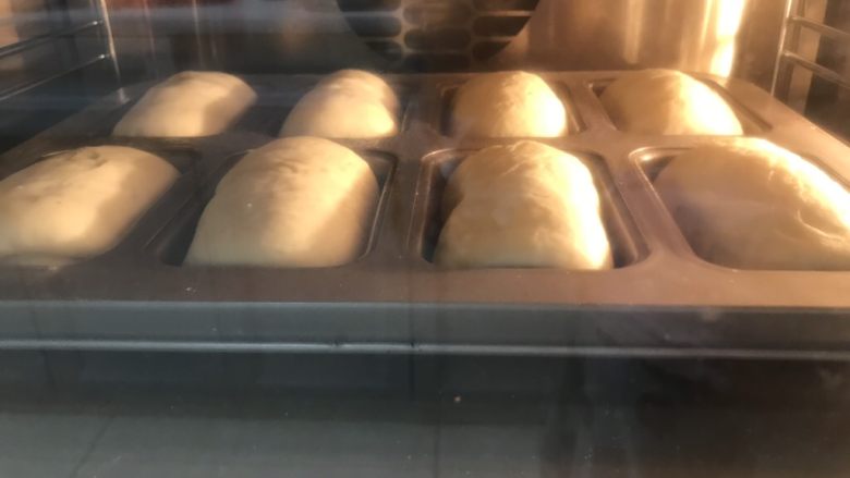 奶香蜜豆面包卷,烤箱170度中层上下火预热5分钟,烤15分钟左右。(这个是我忘了涂蛋液烤了7分钟取出涂上了,所以成品有的发皱)