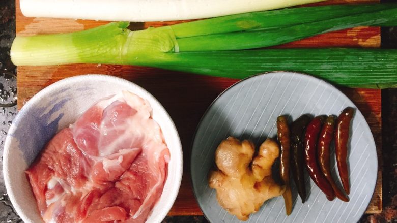 大葱炒肉丝,准备好食材,并清洗干净