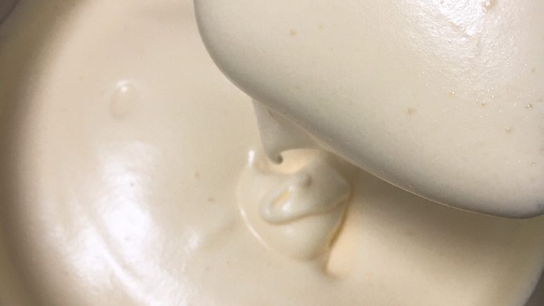 蛋糕夹心面包*抹茶味,厨师机高速搅拌10分钟,蛋糕糊蓬发,滴落的糊不会马上消失的状态。