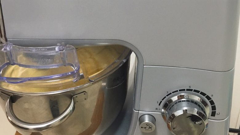 蛋糕夹心面包*抹茶味,启动厨师机高速搅拌,玉米油液倒入厨师机。