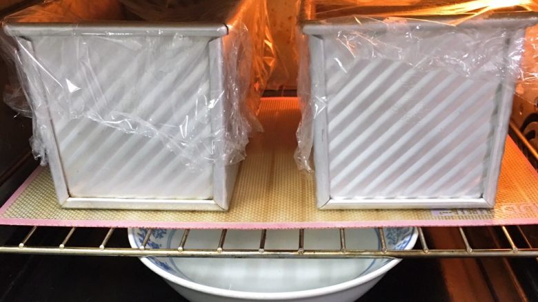 蛋糕夹心面包*抹茶味,烤箱发酵档,底部放一碗热水,发酵60分钟。