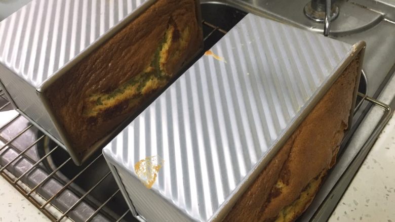蛋糕夹心面包*抹茶味,烤完立即侧扣在网格上冷却一下,再脱模。