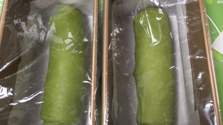 蛋糕夹心面包*抹茶味,顺势卷起来,放入吐司盒,盖上保鲜膜。