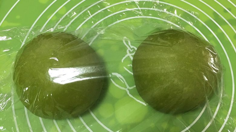 蛋糕夹心面包*抹茶味,分成两个剂子,整理一下,滚圆盖上保鲜膜静置10分钟。