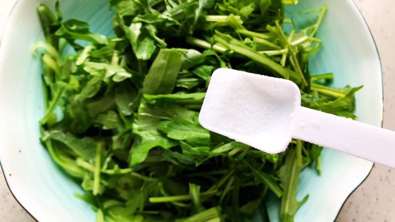莴笋黄瓜芝麻菜,加一丢丢细盐,由于之前已经用盐腌制过,所以这里的细盐不要加多了,以免过咸