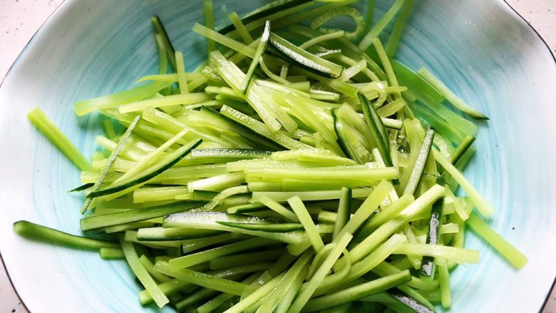 莴笋黄瓜芝麻菜,双手捧着碗上下颠碗,让细盐和食材充分混合,然后静置15分钟