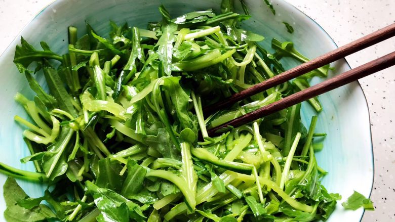 莴笋黄瓜芝麻菜,搅拌均匀,即可