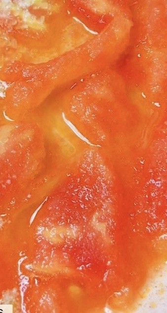 番茄盖浇面,3.再将<a style='color:red;display:inline-block;' href='/shicai/ 59'>番茄</a>倒入锅中翻炒,炒熟直到炒出汁液来