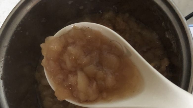 枇杷果酱,小火熬成变成焦糖色后,放在玻璃罐里冷却